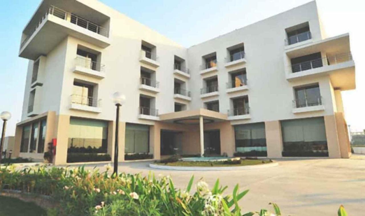 Krsna Lila By The Blues Hotel Sanand Ngoại thất bức ảnh